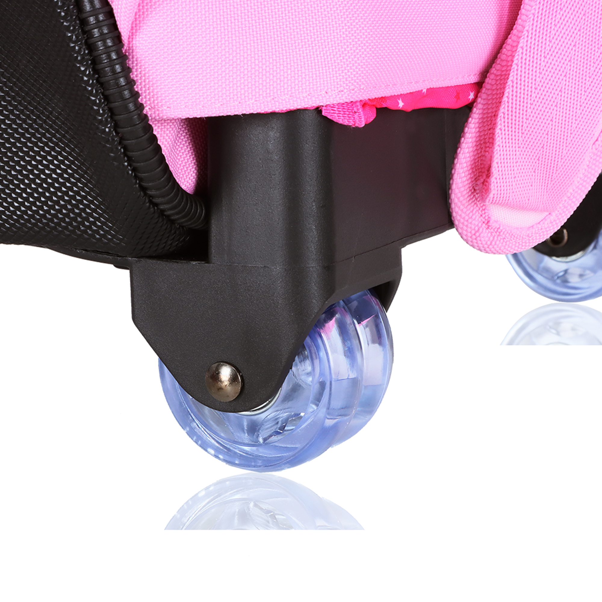 Zoom sur les deux roulettes doubles translucides silencieuses et les patins de protection rigides du cartable
